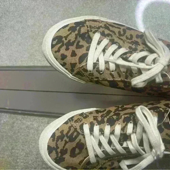 Madewell Sidewalk Low Top Leopard Cheetah Print
Sneaker Shoes - Picture 7 of 9